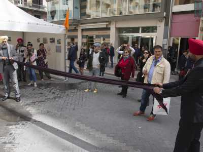 Il copricapo � piuttosto lungo (circa 4/5 metri) ed � quindi necessario piegarlo quattro volte in lunghezza per poterlo maneggiare